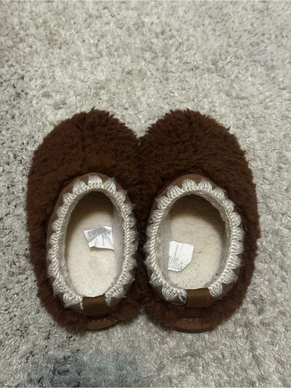 TODDLER FUZZY SLIPPERS SIZE 9 LIKE NEW